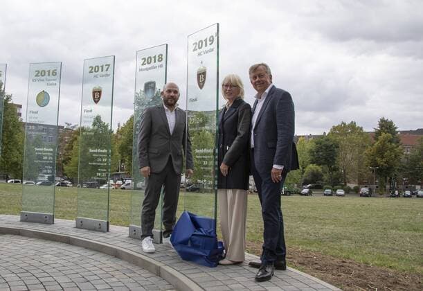 Einweihung der 10. Stele am Ball of Fame Handball Final 4 Lanxess Arena Koeln Deutschland Datum: 03.09.2019 Links: Sergej Samsonenko (HC Vardar Skopje) Mitte: Elfi Scho-Antwerpes Rechts: Michael Wiederer (EHF)