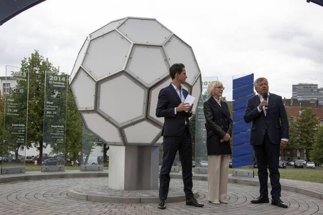 Einweihung der 10. Stele am Ball of Fame Handball Final 4 Lanxess Arena Koeln Deutschland Datum: 03.09.2019 Links: Thomas Schöneich Mitte: Elfi Scho-Antwerpes Rechts: Michael Wiederer (EHF)