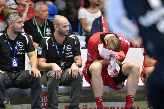 Arjan Haenen (Co-Trainer MT Melsungen), Heiko Grimm (Trainer MT Melsungen) und Finn Lemke (MT Melsungen) (L-R) enttaeuscht, frustriert, Emotion , GER, MT Melsungen - TBV Lemgo, Handball, 1. Bundesliga Maenner, 04.09.2019, GER, MT Melsungen - TBV Lemgo, Handball, 1. Liga Maenner, 04.09.2019 Kassel Copyright: xEIBNER RolandxSippelx EP_RSL