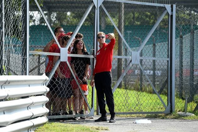 FORMULA 1 GRAN PREMIO HEINEKEN D ITALIA 2019 05.09.2019, Autodromo Nazionale di Monza, Monza, FORMULA 1 GRAN PREMIO HEINEKEN D ITALIA 2019 ,im Bild Sebastian Vettel (GER 5), Scuderia Ferrari Mission Winnow geht mit seinen Ingenieuren über die Strecke, macht ein Selfie mit den wartenden Fans.