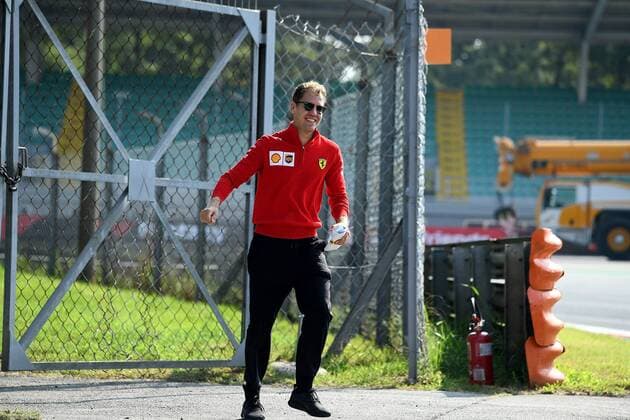 FORMULA 1 GRAN PREMIO HEINEKEN D ITALIA 2019 05.09.2019, Autodromo Nazionale di Monza, Monza, FORMULA 1 GRAN PREMIO HEINEKEN D ITALIA 2019 ,im Bild Sebastian Vettel (GER 5), Scuderia Ferrari Mission Winnow geht mit seinen Ingenieuren über die Strecke.