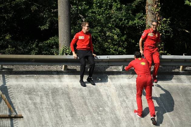 FORMULA 1 GRAN PREMIO HEINEKEN D ITALIA 2019 05.09.2019, Autodromo Nazionale di Monza, Monza, FORMULA 1 GRAN PREMIO HEINEKEN D ITALIA 2019 ,im Bild Sebastian Vettel (GER 5), Scuderia Ferrari Mission Winnow geht mit seinen Ingenieuren über die Strecke.Hier ist er an der alten Steilkurve.