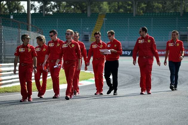 FORMULA 1 GRAN PREMIO HEINEKEN D ITALIA 2019 05.09.2019, Autodromo Nazionale di Monza, Monza, FORMULA 1 GRAN PREMIO HEINEKEN D ITALIA 2019 ,im Bild Sebastian Vettel (GER 5), Scuderia Ferrari Mission Winnow geht mit seinen Ingenieuren über die Strecke.