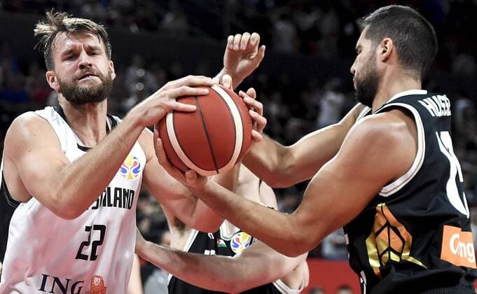 Basketball WM, Deutschland - Jordanien (190905) -- SHENZHEN, Sept. 5, 2019 -- Danilo Barthel (L) of Germany vies with Mohammad Hussein (R) during the group G match between Germany and Jordan at the FIBA World Cup 2019 in Shenzhen, south China s Guangdong province, Sept. 5, 2019. ) (SP)CHINA-SHENZHEN-BASKETBALL WM FIBA WORLD CUP-GROUP G-GER VS JOR (CN) XuxChang 