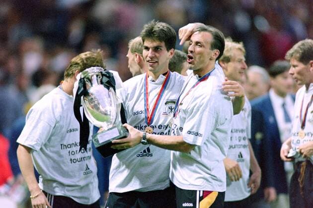 Fußball, EM Finale 1996 in London, Deutschland - Tschechien 2:1 n.V. KOHLER Juergen Team Deutschland Europameister mit BABBEL Markus bei der Siegerehrung mit Pokal UEFA Fussball Europameisterschaften 1996 in England Endspiel Finale, CZECH Republic - Deutschland im Wembley Stadion am 30 Juni 1996 in London