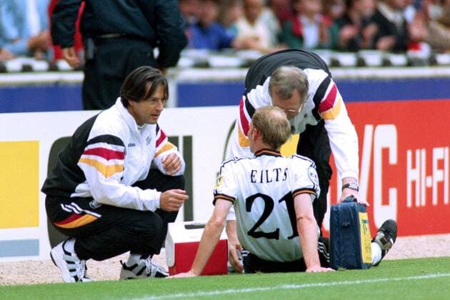 Fußball, EM Finale 1996 in London, Deutschland - Tschechien 2:1 n.V. EILTS Dieter Team Deutschland verletzt mit Dr. MUELLER WOHLFARTH UEFA Fussball Europameisterschaften 1996 in England Endspiel Finale, CZECH Republic - Deutschland im Wembley Stadion am 30 Juni 1996 in London