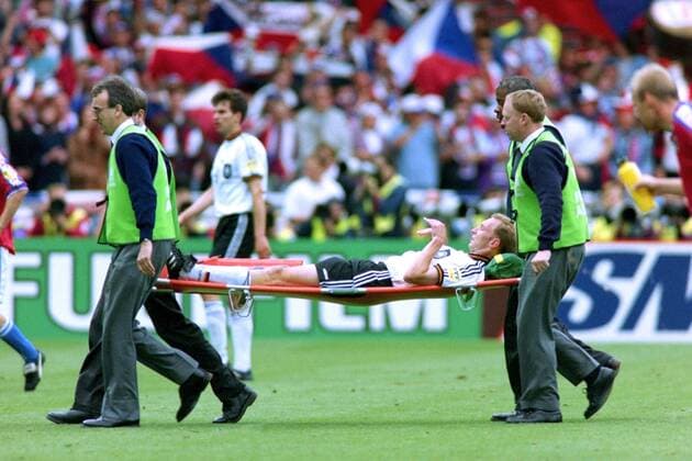 Fußball, EM Finale 1996 in London, Deutschland - Tschechien 2:1 n.V. EILTS Dieter Team Deutschland verletzt UEFA Fussball Europameisterschaften 1996 in England Endspiel Finale, CZECH Republic - Deutschland im Wembley Stadion am 30 Juni 1996 in London