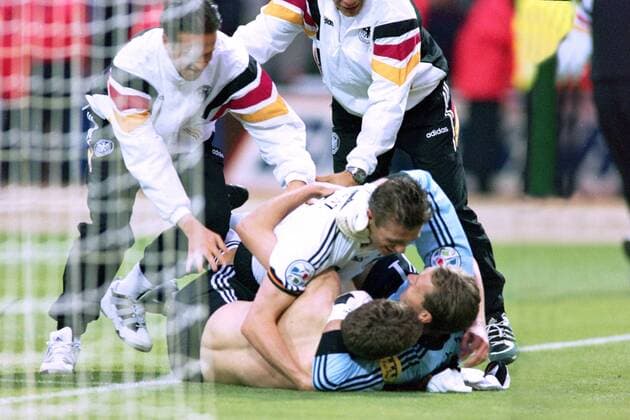 Fußball, EM Finale 1996 in London, Deutschland - Tschechien 2:1 n.V. BIERHOFF Oliver Team Deutschland Europameister Jubel mit KOEPKE Andreas und STRUNZ Thomas UEFA Fussball Europameisterschaften 1996 in England Endspiel Finale, CZECH Republic - Deutschland im Wembley Stadion am 30 Juni 1996 in London