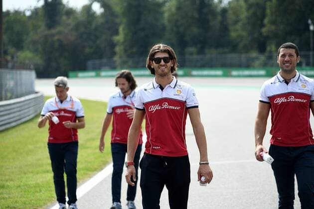 FORMULA 1 GRAN PREMIO HEINEKEN D ITALIA 2019 05.09.2019, Autodromo Nazionale di Monza, Monza, FORMULA 1 GRAN PREMIO HEINEKEN D ITALIA 2019 ,im Bild Antonio Giovinazzi (ITA 99), Alfa Romeo Racing geht mit seinen Ingenieuren über die Strecke.