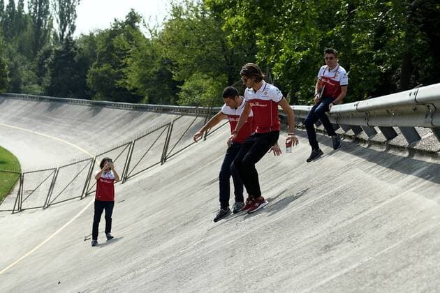FORMULA 1 GRAN PREMIO HEINEKEN D ITALIA 2019 05.09.2019, Autodromo Nazionale di Monza, Monza, FORMULA 1 GRAN PREMIO HEINEKEN D ITALIA 2019 ,im Bild Antonio Giovinazzi (ITA 99), Alfa Romeo Racing geht mit seinen Ingenieuren über die Strecke. Hier ist er an der alten Steilkurve.