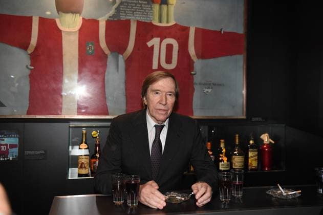 Bilder des Jahres 2019, Sport 09 September Sport Themen der Woche KW36 Sport Bilder des Tages xnjx 05.09.2019; Moenchengladbach; Borussia Moenchengladbach; Museum Fohlenwelt; Sonderausstellung Guenter Netzer Guenter Netzer in der nachgebauten Bar covers lane die er in den 70er-Jahren betrieben hat. Gemaess den Vorgaben der DFL Deutsche Fussball Liga ist es untersagt, in dem Stadion und oder vom Spiel angefertigte Fotoaufnahmen in Form von Sequenzbildern und oder videoaehnlichen Fotostrecken zu verwerten bzw. Verwerten zu lassen. DFL regulations prohibit any use of photographs as image sequences and or quasi-video. Moenchengladbach *** xnjx 05 09 2019 Moenchengladbach Borussia Moenchengladbach Museum Fohlenwelt Special exhibition Guenter Netzer Guenter Netzer in the replica bar covers lane which he ran in the 70s According to the DFL Deutsche Fussball Liga it is forbidden, to utilize photographs taken in the stadium and or from the match in the form of sequence images and or video-like photo sequences or to have them utilized DFL regulations prohibit any use of photographs as image sequences and or quasi video Moenchengladbach