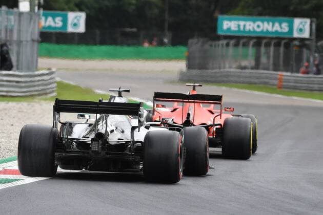 Lewsi Hamilton ( 44, Mercedes-AMG Petronas Motorsport) mit einem Quersteher, davor ist Sebastian Vettel ( 5, Scuderia Ferrari Mission Winnow), Formel 1, Grosser Preis von Italien, 1. Freies Training, 06.09.2019 Formel 1, Grosser Preis von Italien, 1. Freies Training, 06.09.2019 Monza