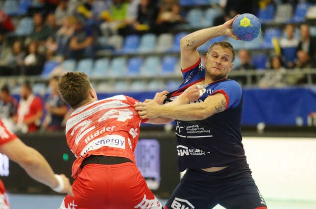 Bietigheim , Handball 2.Bundesliga SG BBM Bietigheim vs. TuSEM Essen , von links: Carsten Ridder ( Essen ) Michael Kraus ( BBM )
