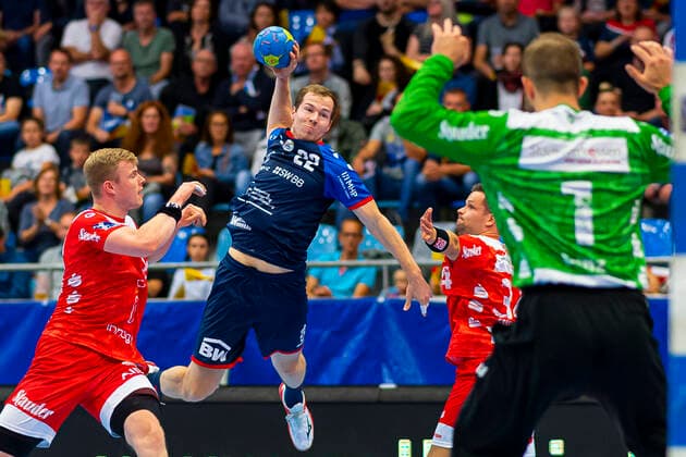 Bietigheim, Deutschland 06. September 2019: 2. BL - 19 20- SG BBM Bietigheim vs. TUSEM Essen v.li. Lucas Firnhaber (Tusem Essen), Jonas Link (SG BBM Bietigheim), Torhueter Frederik Genz (Tusem Essen) Bietigheim Egetrans Arena Baden-Württemberg Deutschland