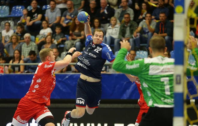 Bietigheim , Handball 2.Bundesliga SG BBM Bietigheim vs. TuSEM Essen , mitte: Jonas Link ( BBM ) , rechts: Fredrik Genz ( Essen )