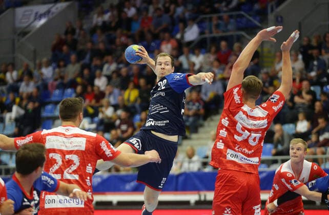 Bietigheim , Handball 2.Bundesliga SG BBM Bietigheim vs. TuSEM Essen , von links: Dennis Szczesny ( Essen ) Jonas Link ( BBM ) Tim Zechel ( Essen )