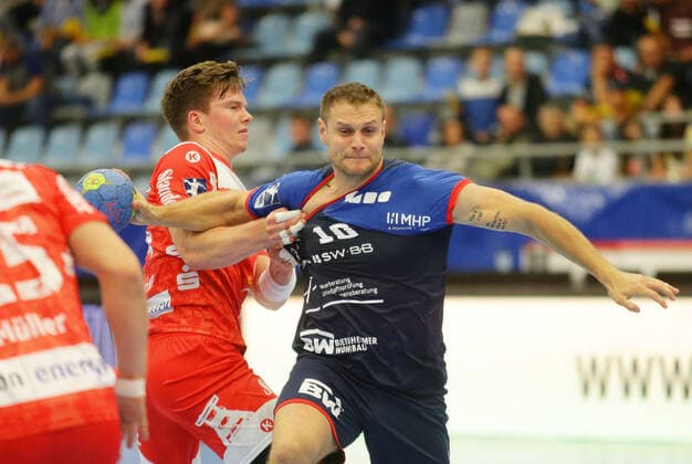 Bietigheim , Handball 2.Bundesliga SG BBM Bietigheim vs. TuSEM Essen , von links: Carsten Ridder ( Essen ) Michael Kraus ( BBM )