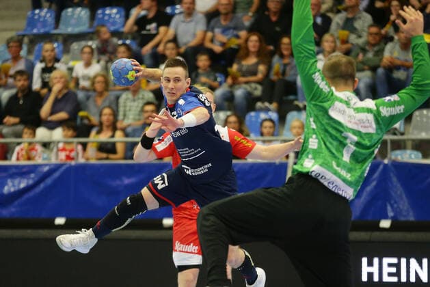 Bietigheim , Handball 2.Bundesliga SG BBM Bietigheim vs. TuSEM Essen , von links: Martin Marcec ( BBM ) Fredrik Genz ( Essen )