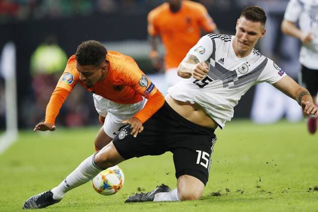 Sport Bilder des Tages (l-r) Donyell Malen of Holland, Niklas Sule of Germany during the UEFA EURO, EM, Europameisterschaft,Fussball 2020 qualifier group C qualifying match between Germany and The Netherlands at Volkspark stadium on September 06, 2019 in Hamburg, Germany UEFA EURO 2020 qualifier group C 2019 2020 xVIxVIxImagesx xMauricexvanxSteenxIVx 201697931