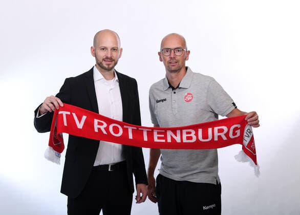 Volleyball 1. Bundesliga Saison 2019 2020 Media Day Fotoshooting TV Rottenburg 06.09.2019 Manager Philipp Vollmer (li) und Trainer Christophe Achten mit Fanschal *** Volleyball 1 Bundesliga Season 2019 2020 Media Day Photo shooting TV Rottenburg 06 09 2019 Manager Philipp Vollmer li and coach Christophe Achten with fan scarf