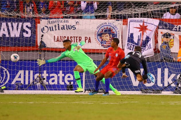 EAST RUTHERFORD, NJ - SEPTEMBER 06: Mexico forward Javier Hernandez (14) heads the ball passed the United States goalkeeper Zack Steffen (1) during the first half of the International Friendly, Länderspiel, Nationalmannschaft soccer game between the the United States and Mexico on September 6, 2019 at LetLife Stadium in East Rutherford, NJ. (Photo by Rich Graessle Icon Sportswire) SOCCER: SEP 06 USA v Mexico Icon1909062384