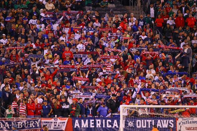 EAST RUTHERFORD, NJ - SEPTEMBER 06: United States Fans hold up scarves prior to the first half of the International Friendly, Länderspiel, Nationalmannschaft soccer game between the the United States and Mexico on September 6, 2019 at LetLife Stadium in East Rutherford, NJ. (Photo by Rich Graessle Icon Sportswire) SOCCER: SEP 06 USA v Mexico Icon1909062413