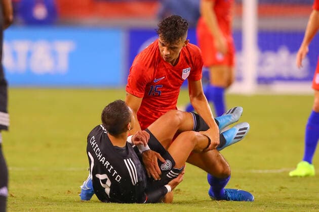 EAST RUTHERFORD, NJ - SEPTEMBER 06: the United States midfielder Alfredo Morales (15) gets tangled up with Mexico forward Javier Hernandez (14) during the first half of the International Friendly, Länderspiel, Nationalmannschaft soccer game between the the United States and Mexico on September 6, 2019 at LetLife Stadium in East Rutherford, NJ. (Photo by Rich Graessle Icon Sportswire) SOCCER: SEP 06 USA v Mexico Icon1909062415