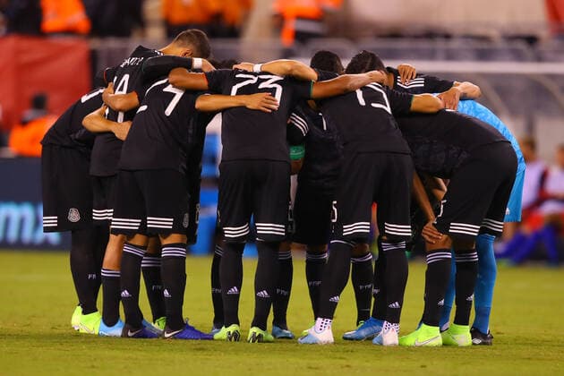 EAST RUTHERFORD, NJ - SEPTEMBER 06: The Mexico starting eleven huddle prior to the first half of the International Friendly, Länderspiel, Nationalmannschaft soccer game between the the United States and Mexico on September 6, 2019 at LetLife Stadium in East Rutherford, NJ. (Photo by Rich Graessle Icon Sportswire) SOCCER: SEP 06 USA v Mexico Icon1909062417