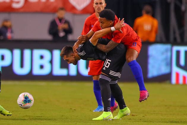EAST RUTHERFORD, NJ - SEPTEMBER 06: United States midfielder Weston Mckennie (8) battles Mexico midfielder Hector Herrera (16) during the first half of the International Friendly, Länderspiel, Nationalmannschaft soccer game between the the United States and Mexico on September 6, 2019 at LetLife Stadium in East Rutherford, NJ. (Photo by Rich Graessle Icon Sportswire) SOCCER: SEP 06 USA v Mexico Icon1909062419