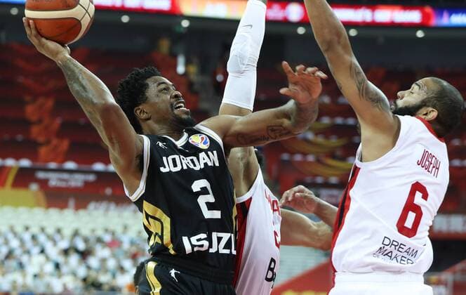 (190907) -- SHANGHAI, Sept. 7, 2019 -- Dar Tucker (L) of Jordan goes to the basket during the group P match between Canada and Jordan at the 2019 FIBA World Cup in Shanghai, east China, on Sept. 7, 2019. ) (SP)CHINA-SHANGHAI -BASKETBALL-FIBA WORLD CUP-GROUP P-CANADA VS JORDAN(CN) DingxTing 