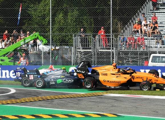 Niko Kari ( 19), Giorgio Carrara ( 15) und Sebastian Fernandez ( 25) krachen beim Start ineinander, FIA Formel 3, 1. Rennen, Formel 1, Grosser Preis von Italien, 07.09.2019 Formel 1, Grosser Preis von Italien, 07.09.2019 Monza