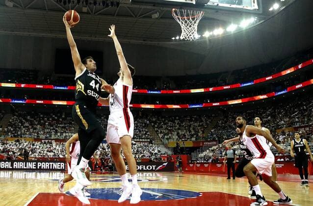(190907) -- SHANGHAI, Sept. 7, 2019 -- Ahmad Al Dwairi (L) of Jordan goes to the basket during the group P match between Canada and Jordan at the 2019 FIBA World Cup in Shanghai, east China, on Sept. 7, 2019. ) (SP)CHINA-SHANGHAI -BASKETBALL-FIBA WORLD CUP-GROUP P-CANADA VS JORDAN(CN) ChenxFei 