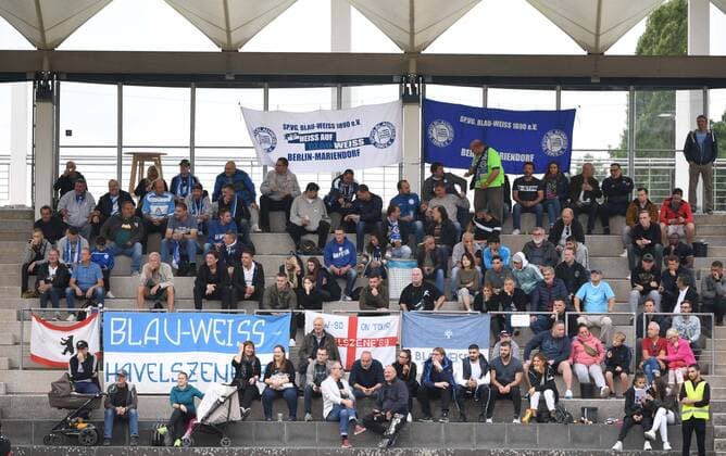 Fußball, Stadiongeschichte Blau-Weiß 90 Berlin Fussball, Herren, Saison 2019 2020, Berliner AOK-Landespokal (2. Runde), SP.VG. Blau-Weiß 90 - Berliner AK, Fans von Blau-Weiß auf der Tribüne, 07.09. 2019, Copyright: xMatthiasxKochx