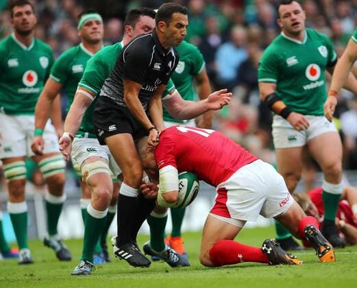 Bilder des Jahres 2019, Sport 09 September Sport Themen der Woche KW36 Sport Bilder des Tages Guinness Summer Series, Aviva Stadium, Dublin 7 9 2019 Ireland vs Wales Wales Hadleigh Parkes knocks into referee Mathieu Raynal to score his try Hadleigh Parkes knocks into Mathieu Raynal to score his try 7 9 2019  Copyright: x©INPHO JamesxCrombiex JB3V0387