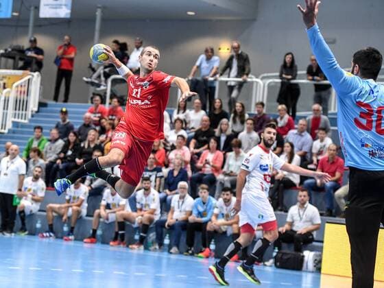 HANDBALL - EHF Cup, Hard vs Bozen HARD,AUSTRIA,07.SEP.19 - HANDBALL - EHF Cup, qualification, HC Hard vs SSV Bozen. Image shows Thomas Weber (Hard), Hannes Innerebner and Mate Volarevic (Bozen). GEPAxpictures xOliverxLerch