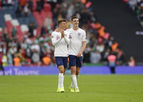 7th September 2019; Wembley Stadium, London, England; European Championships 2020 Qualifier, England versus Bulgaria; Declan Rice of England puts his arm around Mason Mount of England after full time - Editorial Use Only.  ActionPlus12165995 JohnxPatrickxFletcher