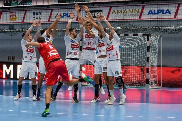 HANDBALL - EHF Cup, Hard vs Bozen HARD,AUSTRIA,07.SEP.19 - HANDBALL - EHF Cup, qualification, HC Hard vs SSV Bozen. Image shows Dominik Schmid (Hard) and a defensive wall with Martin Sonnerer, Felipe Gaeta, Damir Halilkovic, Mario Sporcic and Hannes Gufler (Bozen). GEPAxpictures xOliverxLerch