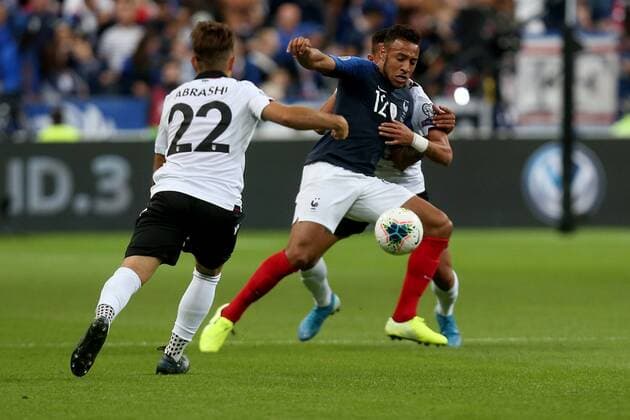 Paris, France 07.09.2019, UEFA EM Qualifikation, Runde 5, Gruppe H, Frankreich - Albanien, Amir Abrashi (ALB), Corentin Tolisso (FRA) und Myrto Uzuni (ALB) im zweikampf, battle for the ball, ( Paris Stade de France France eu-images- 01062000008