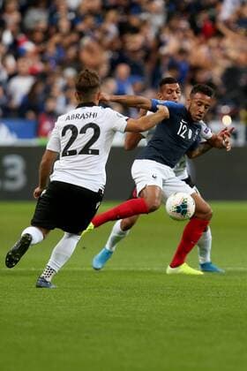 Paris, France 07.09.2019, UEFA EM Qualifikation, Runde 5, Gruppe H, Frankreich - Albanien, Amir Abrashi (ALB), Corentin Tolisso (FRA) und Myrto Uzuni (ALB) im zweikampf, battle for the ball, ( Paris Stade de France France eu-images- 01062000009