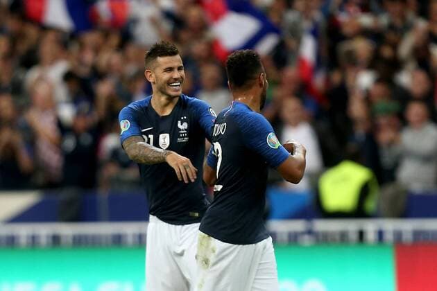 Paris, France 07.09.2019, UEFA EM Qualifikation, Runde 5, Gruppe H, Frankreich - Albanien, Lucas Hernandez (FRA) und Corentin Tolisso (FRA) gestikuliert, gestures, ( Paris Stade de France France eu-images- 01062000018