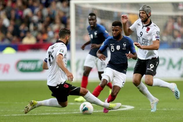 Paris, France 07.09.2019, UEFA EM Qualifikation, Runde 5, Gruppe H, Frankreich - Albanien, Mergim Mavraj (ALB), Thomas Lemar (FRA) und Klaus Gjasula (ALB) im zweikampf, battle for the ball, ( Paris Stade de France France eu-images- 01062000025