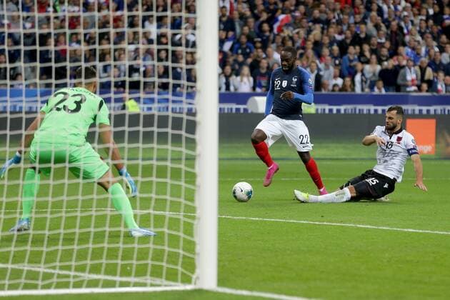 Paris, France 07.09.2019, UEFA EM Qualifikation, Runde 5, Gruppe H, Frankreich - Albanien, Torwart Thomas Strakosha (ALB), Jomathan Ikone (FRA) und Mergim Mavraj (ALB) im zweikampf, battle for the ball, ( Paris Stade de France France eu-images- 01062000046