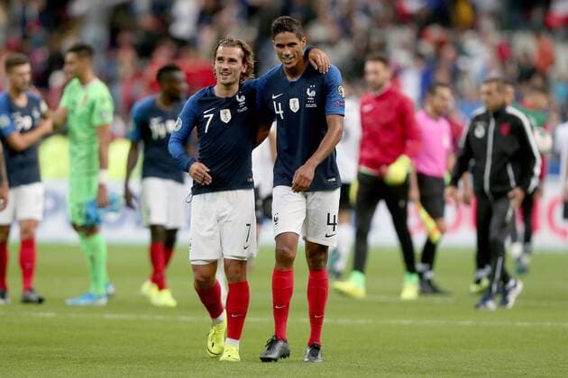 Paris, France 07.09.2019, UEFA EM Qualifikation, Runde 5, Gruppe H, Frankreich - Albanien, Antoine Griezmann (FRA) und Raphael Varane (FRA) lacht, lachen, laughs, ( Paris Stade de France France eu-images- 01062000041