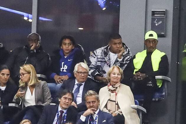 Kylian Mbappe en tribune avec Presnel Kimpembe FOOTBALL : France vs Albanie - Match de Qualifications EURO 2020 - 07 09 2019 GwendolineLeGoff Panoramic 