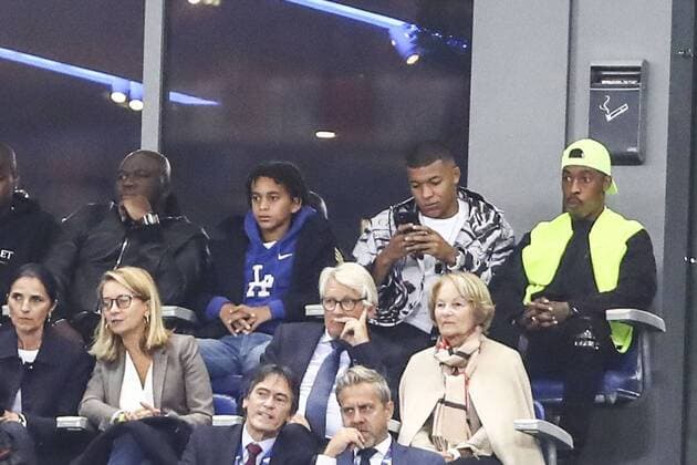 Kylian Mbappe en tribune avec Presnel Kimpembe FOOTBALL : France vs Albanie - Match de Qualifications EURO 2020 - 07 09 2019 GwendolineLeGoff Panoramic 