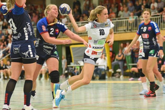 Sinah Hagen (Waiblingen Tigers 10) gegen Stefanie Schoeneberg (SG H2Ku Herrenberg Kuties 2) SG H2Ku Herrenberg, Handball, Ligaspiel, 07.09.2019, Foto:TBaur Eibner SG H2Ku Herrenberg Kuties vs. Waiblingen Tigers Herrenberg Copyright: xEIBNER TobiasxBaurx EP_TBR