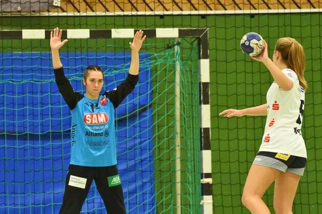 Laura Waldmaier (SG H2Ku Herrenberg Kuties 12) im Tor gegen Ann Kynast (Waiblingen Tigers 5) SG H2Ku Herrenberg, Handball, Ligaspiel, 07.09.2019, Foto:TBaur Eibner SG H2Ku Herrenberg Kuties vs. Waiblingen Tigers Herrenberg Copyright: xEIBNER TobiasxBaurx EP_TBR