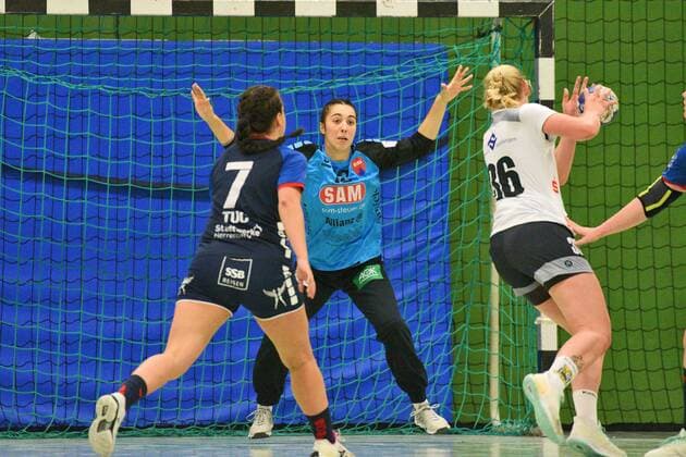 Laura Waldmaier (SG H2Ku Herrenberg Kuties 12) im Tor gegen Vivien Jaeger (Waiblingen Tigers 36) SG H2Ku Herrenberg, Handball, Ligaspiel, 07.09.2019, Foto:TBaur Eibner SG H2Ku Herrenberg Kuties vs. Waiblingen Tigers Herrenberg Copyright: xEIBNER TobiasxBaurx EP_TBR