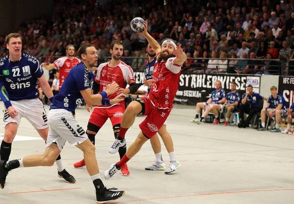 TuS Ferndorf - EHV Aue, 07.09.2019 Bildmitte: Julius Lindskog Andersson (TuS Ferndorf) erzielt das 20:15, von links: Petr Slachta (EHV Aue), Kevin Roch (EHV Aue), Thomas Rink (TuS Ferndorf), Franz Schauer (EHV Aue), Kreuztal Stählerwiese Deutschland