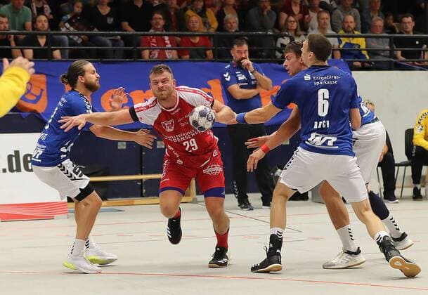 TuS Ferndorf - EHV Aue, 07.09.2019 Bildmitte: Andreas Bornemann (TuS Ferndorf) wird von (links) Pascal Ebert (EHV Aue), Adrian Kammlodt (EHV Aue) und Kevin Roch (EHV Aue) geblockt, Kreuztal Stählerwiese Deutschland